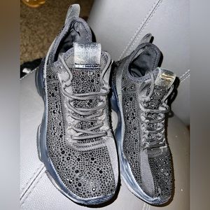 STEVE MADDEN- RUNS SMALL IN SIZE